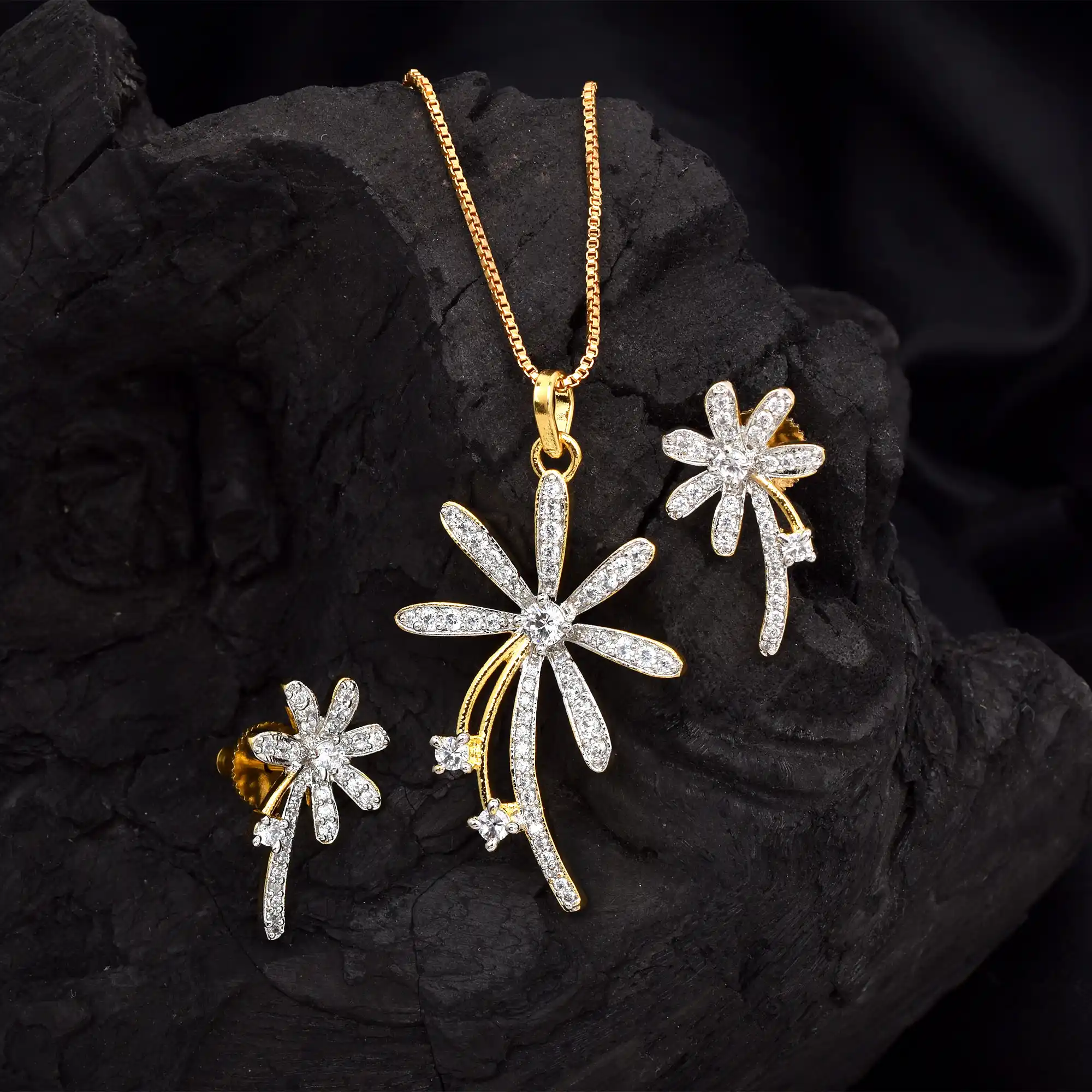 Eleganza Gold Diamond Pendant Set with Chain.png