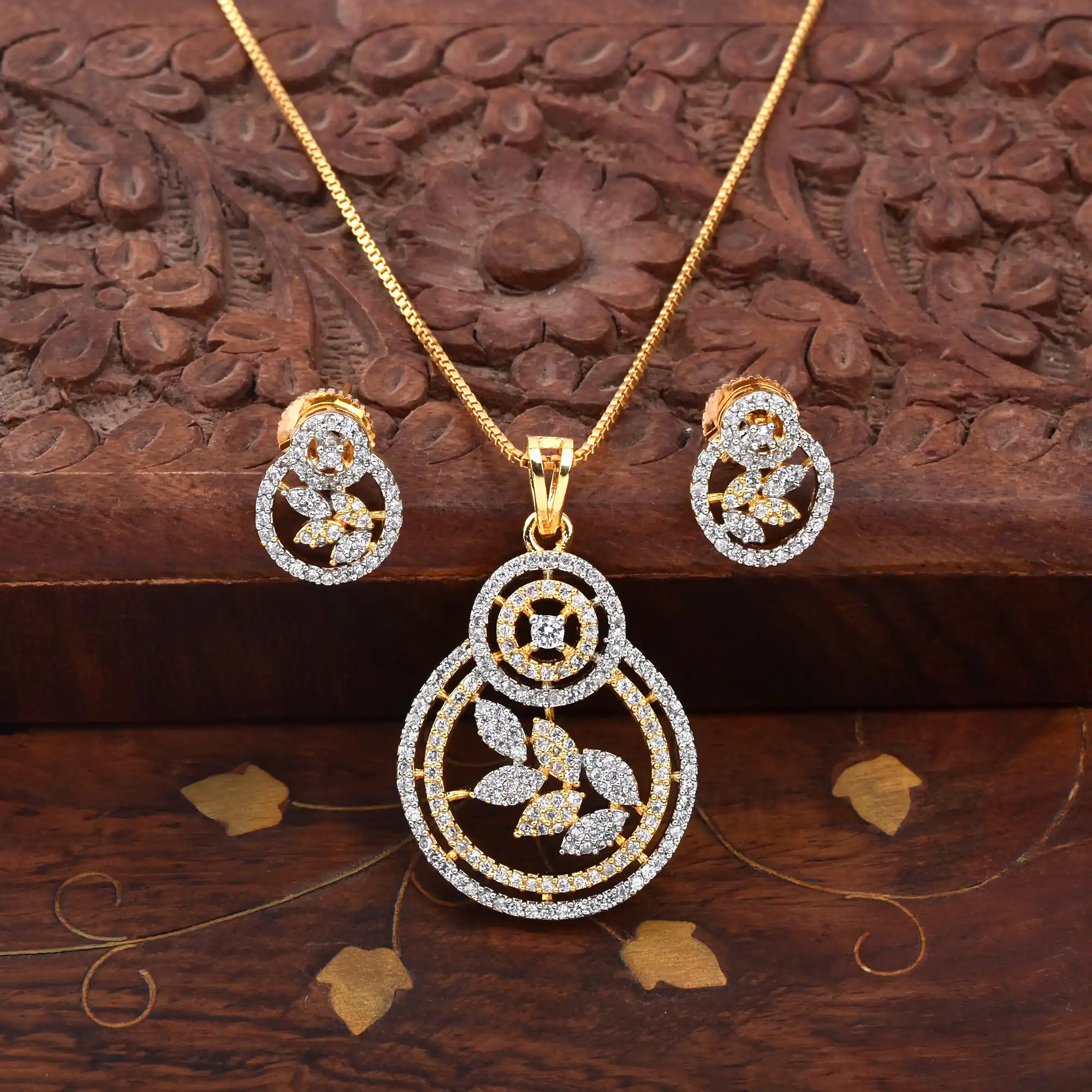 Luxe Bloom Pendant Set with Chain.png