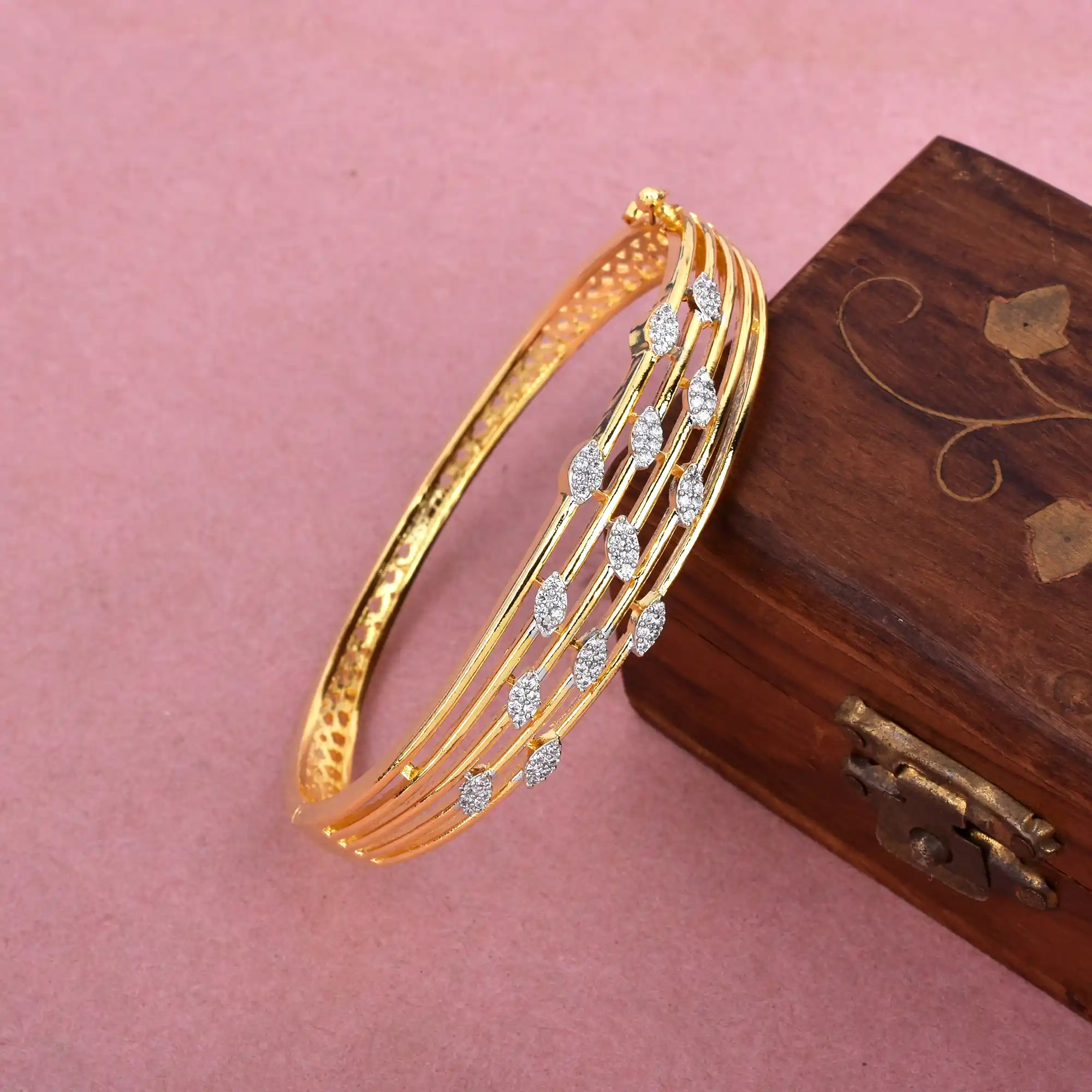 Celestial Shine Bracelet with Openable Lock System.png