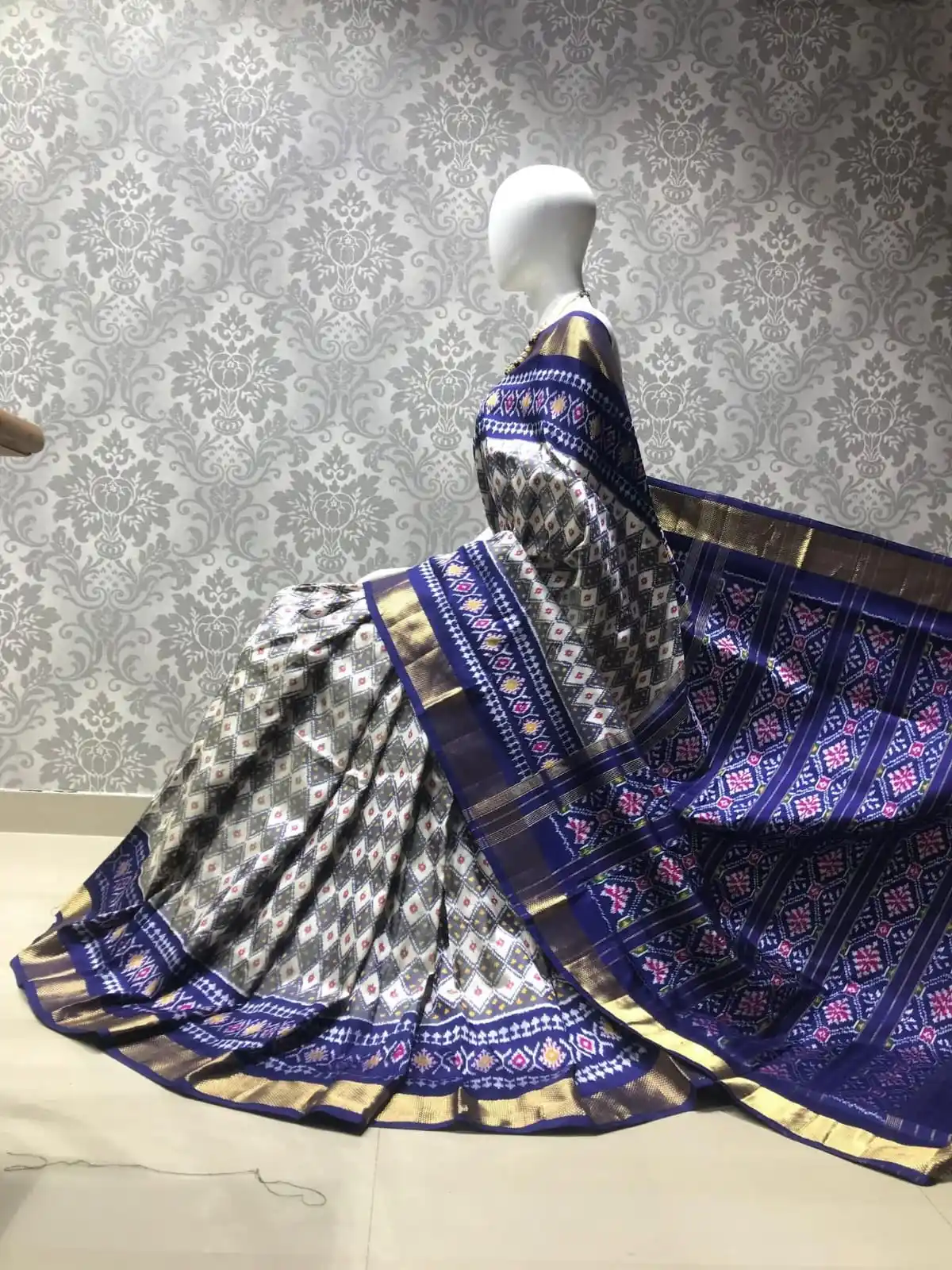 POCHAMPALLI DESIGNER AND DOLLA SILK SAREE.png