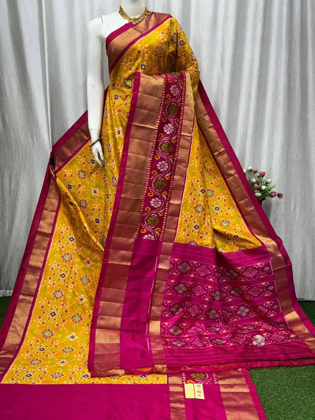 POCHAMPALLI DESIGNER PRINTED AND DOLLA SILK FABRIC SAREE.png