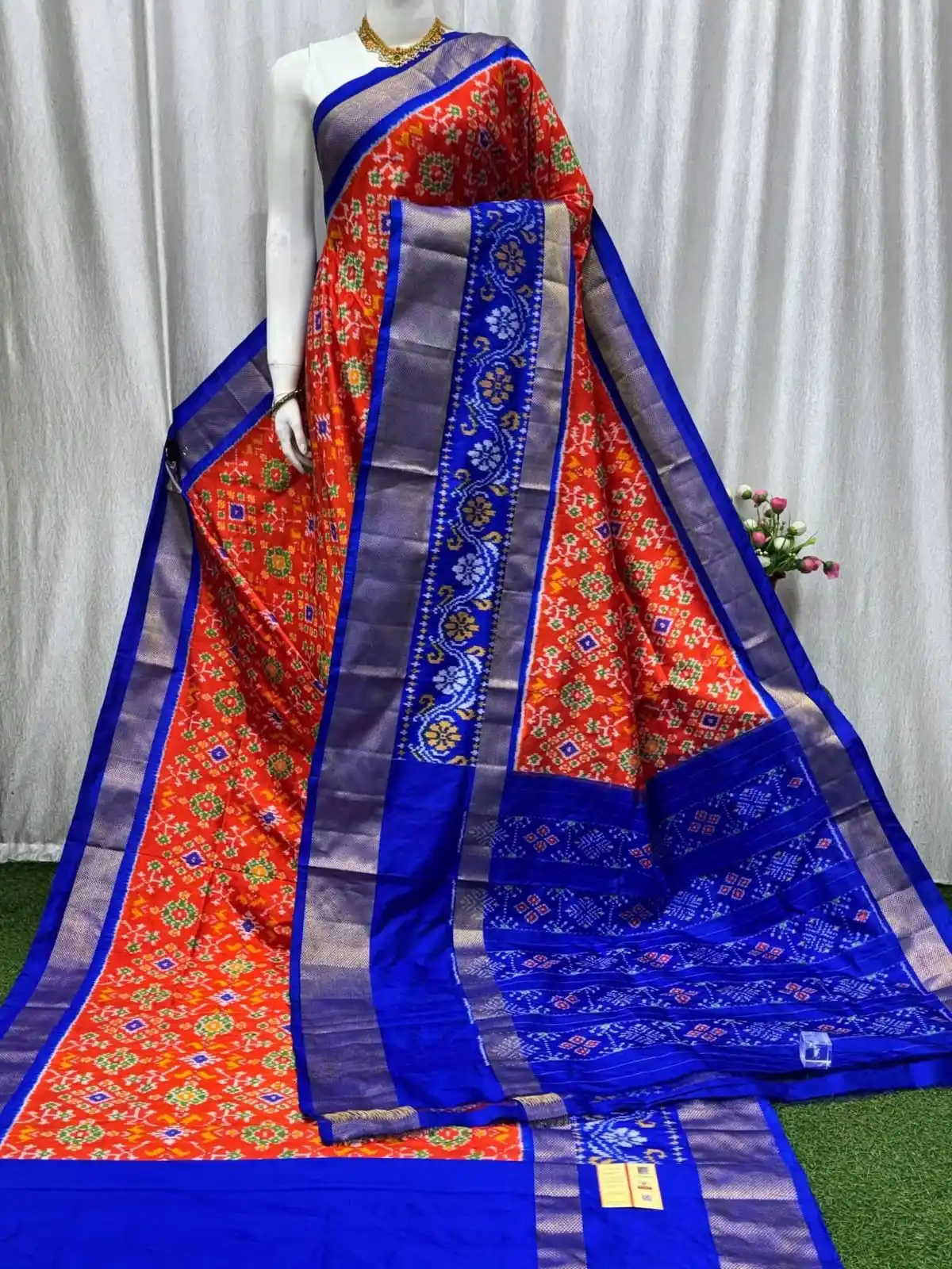 POCHAMPALLI DESIGNER PRINTED AND DOLLA SILK FABRIC SAREE.png